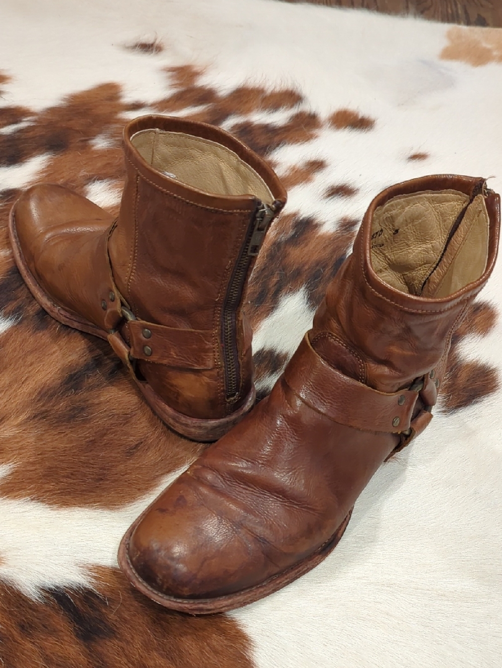 Frye Phillip Harness classic ankle boot featuring a Vintage Leather Construction - Picture 2 of 16